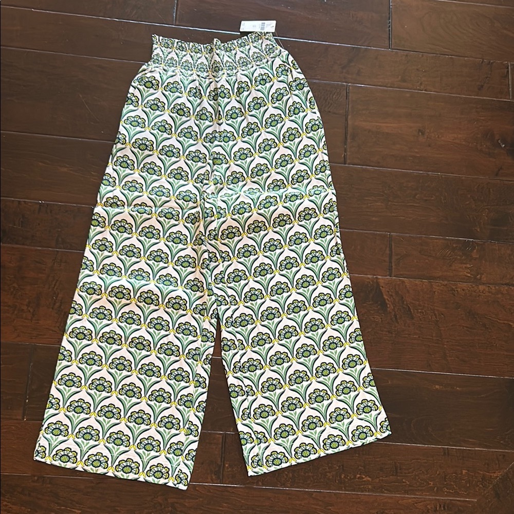 Green and White Wide-Leg Pantsuit with Geometric Pattern